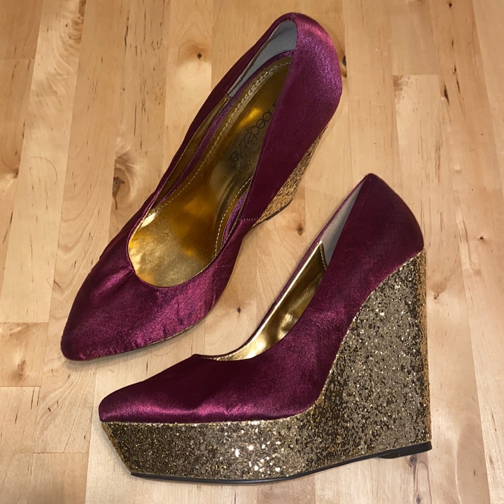 Shoedazzle gold wedge heels